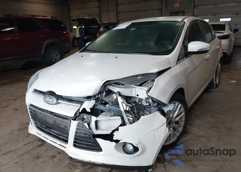 2014 Ford Focus Titanium z USA, uszkodzony, nr VIN 1FADP3N24EL184959